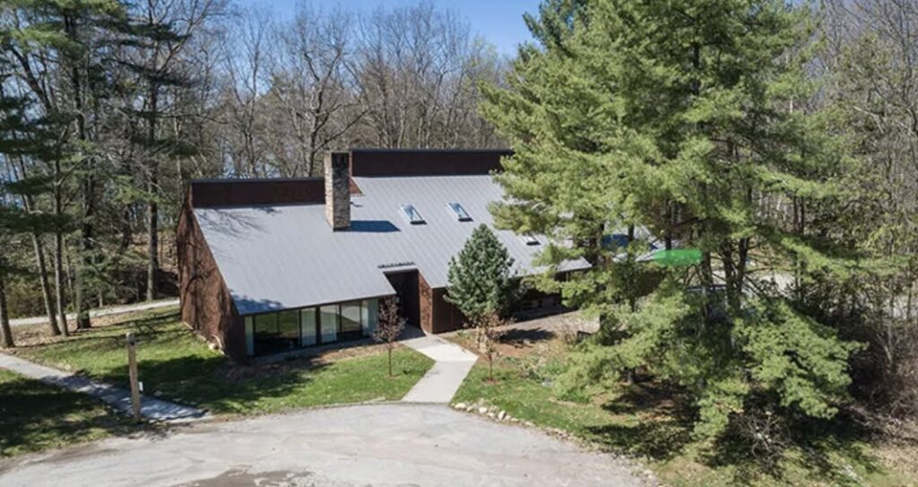 Aerial photo of a school building in the woods.